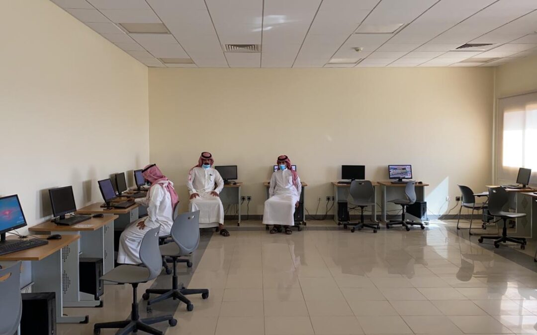 إجراء اول إختبار في معهد الحاسب الألي التابع للجمعية الخيرية بالشنان
